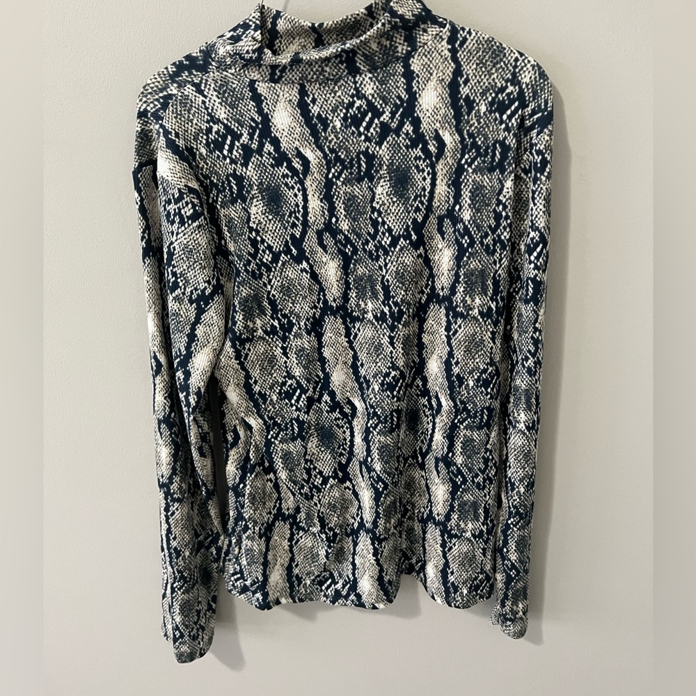 Snake skin pattern long sleeve